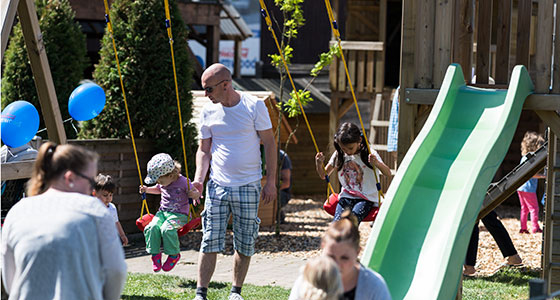 Spielturm mit Schaukel Ausstellung